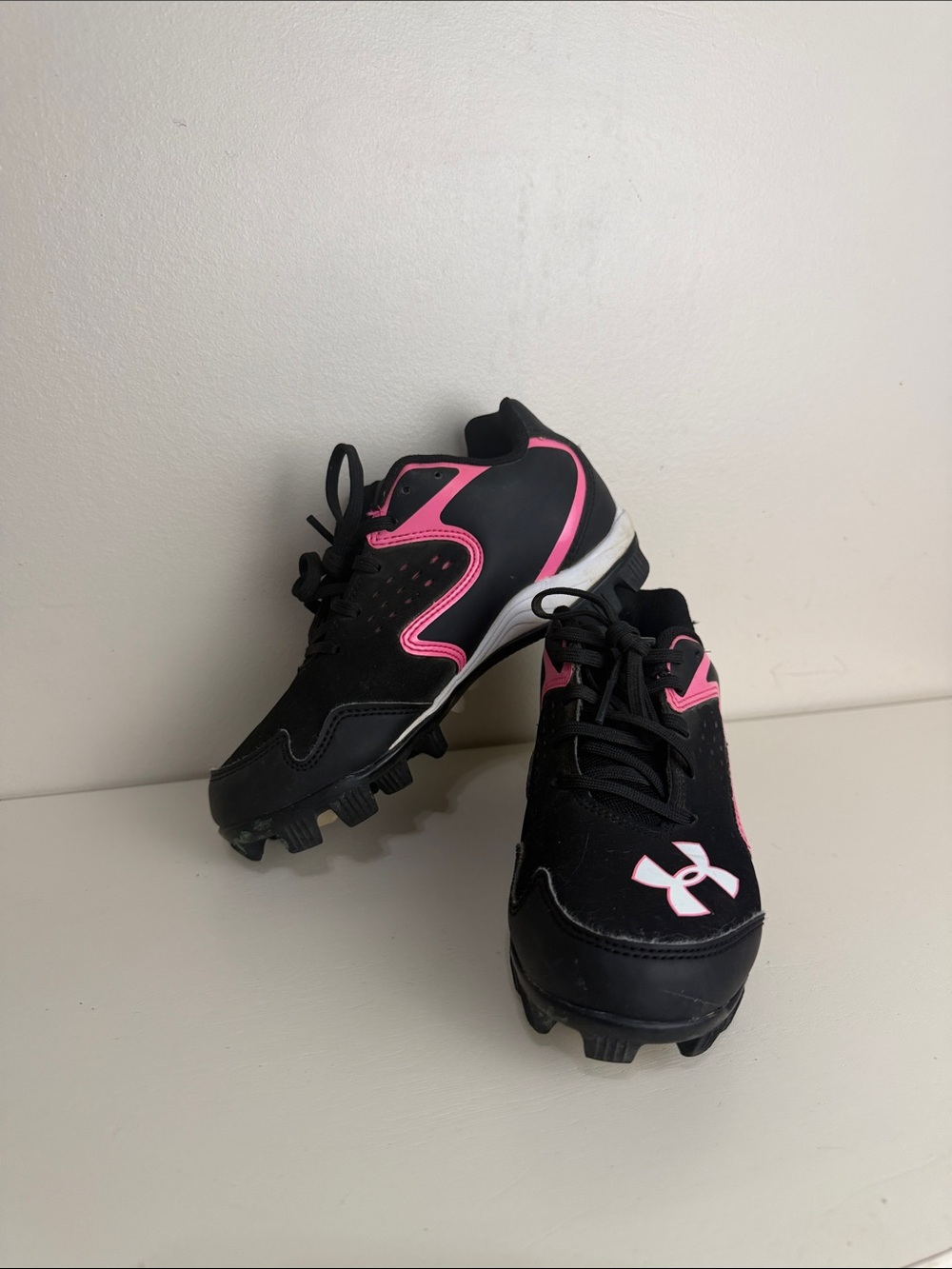 (S-2421) Under Armour Black and Pink Youth Baseball Cleats, Size: 1Y